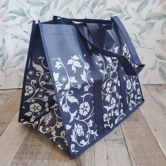 HUGE Tote Bag in Blue & White NWT - Picture 2 of 8